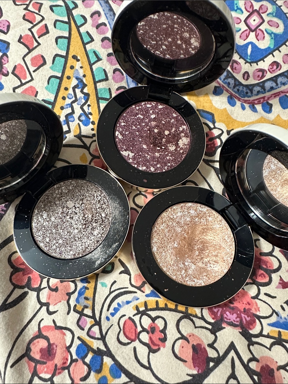 Make beauty multi-chromatic metal reflecting eyeshadow glaze